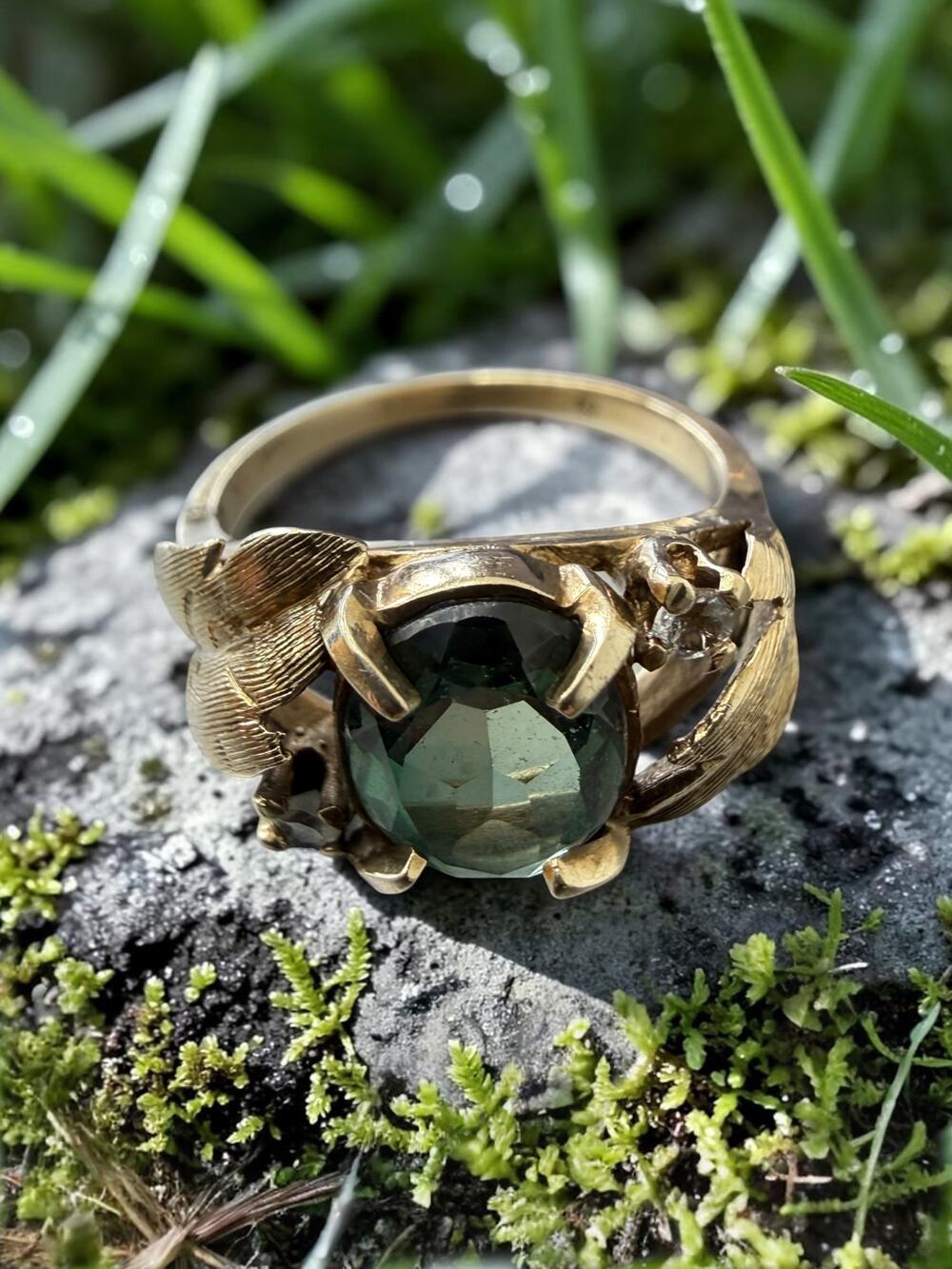 Vintage 10K Yellow Gold Peridot Stone & Diamonds Leaf Shoulder Ring